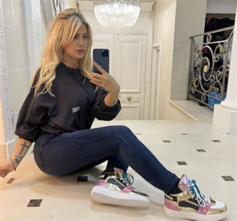 zapatillas de wanda nara dior|Wanda Nara posó con un exclusivo par de zapatillas que se.